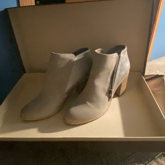 BC shoes 7 1/2 - Picture 5 of 8